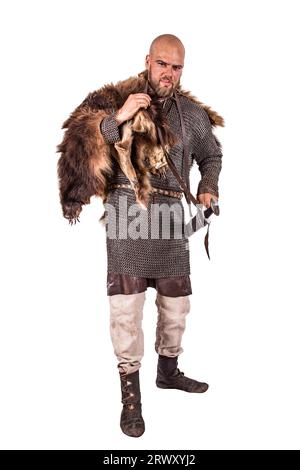 viking médiéval en maille et un tapis en peau d'ours. Isolé sur blanc Banque D'Images