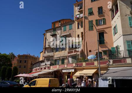 Menton, France - 8 août 2023 - vue sur la vieille partie de Menton par une belle journée d'été Banque D'Images