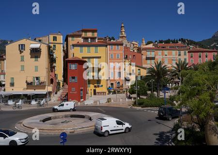 Menton, France - 8 août 2023 - vue sur la vieille partie de Menton par une belle journée d'été Banque D'Images