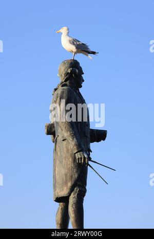 Monument au Capt James Cook, les hommes qui ont construit ses navires Whitby pour ses grands voyages d'exploration et les hommes qui ont navigué avec lui, sur la falaise Ouest. Banque D'Images