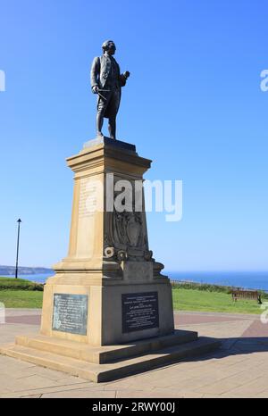 Monument au Capt James Cook, les hommes qui ont construit ses navires Whitby pour ses grands voyages d'exploration et les hommes qui ont navigué avec lui, sur la falaise Ouest. Banque D'Images