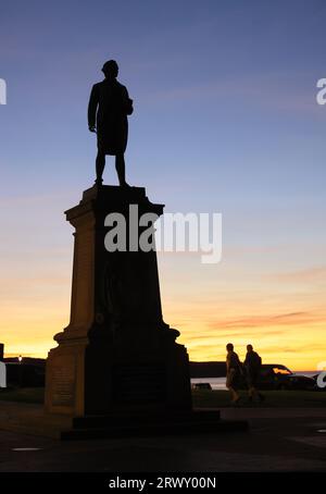 Monument au Capt James Cook, les hommes qui ont construit ses navires Whitby pour ses grands voyages d'exploration et les hommes qui ont navigué avec lui, sur la falaise Ouest. Banque D'Images