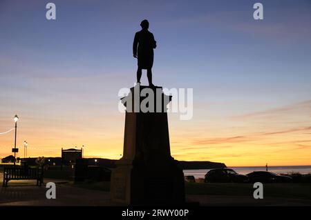 Monument au Capt James Cook, les hommes qui ont construit ses navires Whitby pour ses grands voyages d'exploration et les hommes qui ont navigué avec lui, sur la falaise Ouest. Banque D'Images