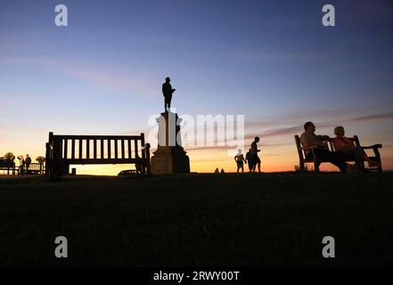 Monument au Capt James Cook, les hommes qui ont construit ses navires Whitby pour ses grands voyages d'exploration et les hommes qui ont navigué avec lui, sur la falaise Ouest. Banque D'Images