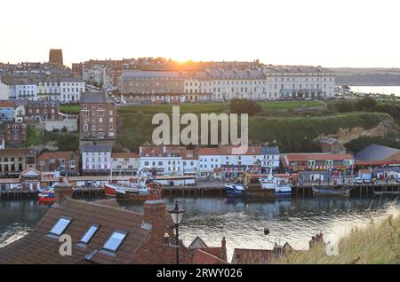 Vue sur Whitby au coucher du soleil, depuis le cimetière St Mary, dans le North Yorkshire, Royaume-Uni Banque D'Images