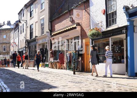 Jolies boutiques indépendantes sur Church Street dans la vieille ville historique de Whitby dans le North Yorkshire, Royaume-Uni Banque D'Images