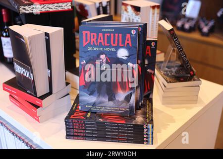 Objets sur le thème de Dracula à vendre à Whitby Abbey, en 1890, il a inspiré Bram Stoker pour écrire son livre, dans le North Yorkshire, Royaume-Uni Banque D'Images