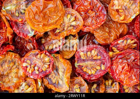 Un tas de tomates cerises séchées rouges et oranges Banque D'Images
