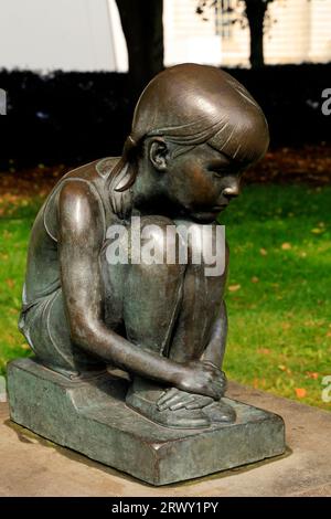 « Girl » - statue en bronze de Robert Thomas, Gorsedd Gardens Park, à l'extérieur du National Museum of Wales, Cathays Park, Cardiff. Prise en septembre 2023 Banque D'Images