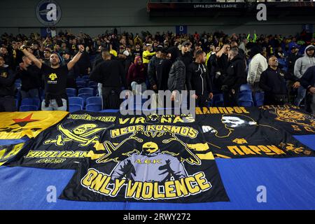 Les supporters de l'AEK Athènes dans les tribunes lors du match du groupe B de l'UEFA Europa League à l'AMEX, Brighton et Hove. Date de la photo : jeudi 21 septembre 2023. Banque D'Images