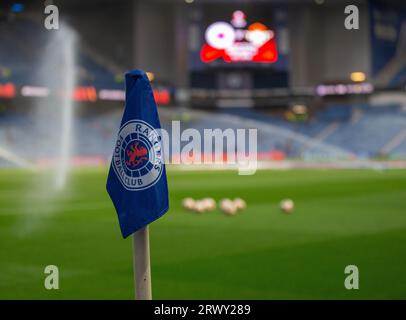 21 septembre 2023 ; Ibrox Stadium, Glasgow, Écosse : Europa League, Group Stage football, Rangers contre Real Betis ; drapeau du coin des Rangers avec écusson du club Banque D'Images