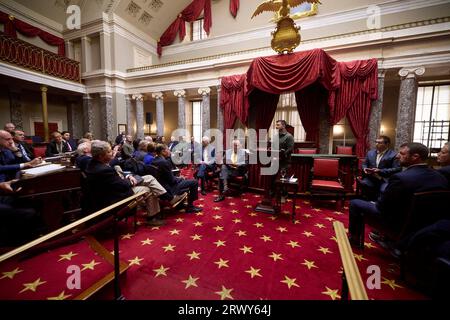 Washington, États-Unis. 21 septembre 2023. Le président ukrainien Volodymyr Zelenskyy, au centre, prononce un discours en tant que leader de la majorité au Sénat américain, le sénateur Chuck Schumer, D-NY, 2e à gauche, et le leader de la minorité sénatoriale Mitch McConnell, R-KY, regardent lors d'une réunion avec un groupe bipartite de sénateurs à l'Old Senate Chamber sur Capitol Hill, le 21 septembre 2023 à Washington, DC Credit : Ukraine Presidency/Ukrainian Presidency Press Office/Alamy Live News Banque D'Images