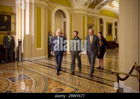 Washington, États-Unis. 21 septembre 2023. Le leader de la majorité au Sénat américain, le sénateur Chuck Schumer, D-NY, à droite, et le leader de la minorité au Sénat Mitch McConnell, R-KY, à gauche, escortent le président ukrainien Volodymyr Zelenskyy, au centre, à une réunion avec un groupe bipartite de sénateurs sur Capitol Hill, le 21 septembre 2023 à Washington, DC Credit : Ukraine Presidency/Ukrainian Presidency Press Office/Alamy Live News Banque D'Images