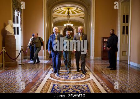 Washington, États-Unis. 21 septembre 2023. Le leader de la majorité au Sénat américain, le sénateur Chuck Schumer, D-NY, à droite, et le leader de la minorité au Sénat Mitch McConnell, R-KY, à gauche, escortent le président ukrainien Volodymyr Zelenskyy, au centre, à une réunion avec un groupe bipartite de sénateurs sur Capitol Hill, le 21 septembre 2023 à Washington, DC Credit : Ukraine Presidency/Ukrainian Presidency Press Office/Alamy Live News Banque D'Images