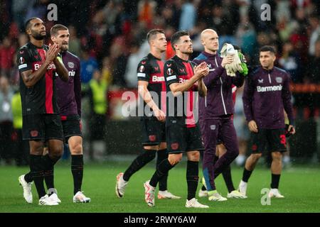 Leverkusen, Allemagne. 21 septembre 2023. Football : Europa League, Bayer Leverkusen - BK Häcken, phase de groupes, Groupe H, Journée 1, BayArena. Les joueurs de Leverkusen autour de Jonathan Tah (l), Robert Andrich (2e à partir de la gauche) et Jonas Hofmann (4e à partir de la gauche) remercient les fans après le match. Crédit : Marius Becker/dpa/Alamy Live News Banque D'Images