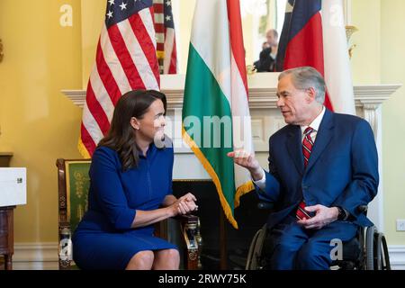 Austin, Texas, États-Unis. 21 septembre 2023. Le président hongrois KATALIN NOVAK rend visite au gouverneur du Texas GREG ABBOTT à la résidence du gouverneur à Austin pour parler de commerce et de développement économique. (Image de crédit : © Bob Daemmrich/ZUMA Press Wire) USAGE ÉDITORIAL SEULEMENT! Non destiné à UN USAGE commercial ! Banque D'Images