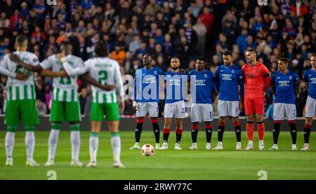 21 septembre 2023 ; Ibrox Stadium, Glasgow, Écosse : Europa League, Group Stage football, Rangers contre Real Betis ; les deux camps s'alignent pour une minute de silence Banque D'Images