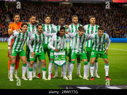 21 septembre 2023 ; Ibrox Stadium, Glasgow, Écosse : Europa League, Group Stage football, les Rangers contre le Real Betis ; les joueurs débutants du Real Betis s'alignent Banque D'Images