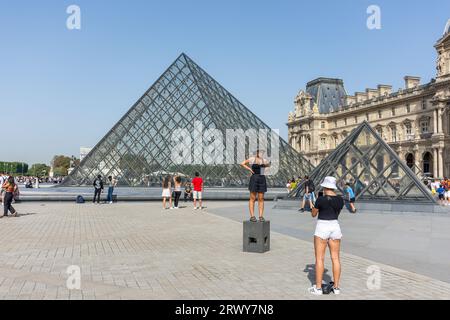 Musée du Louvre (Musée du Louvre) et Pyramide de Leoh Ming, place du carrousel, Paris, Île-de-France, France Banque D'Images