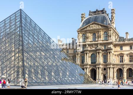 Musée du Louvre (Musée du Louvre) et Pyramide de Leoh Ming, place du carrousel, Paris, Île-de-France, France Banque D'Images