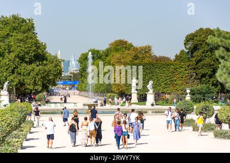 Jardin des Tuileries, montrant l'étang du Grand bassin rond, 1e arrondissement, Paris, Île-de-France, France Banque D'Images