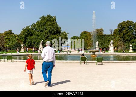 Jardin des Tuileries, montrant l'étang du Grand bassin rond, 1e arrondissement, Paris, Île-de-France, France Banque D'Images