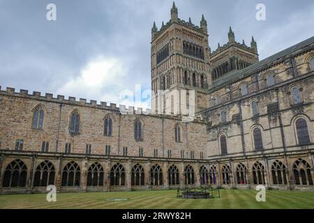 Durham, Royaume-Uni - 12 juillet 2023 : cloîtres et pelouse intérieure de la cathédrale de Durham, Angleterre Banque D'Images