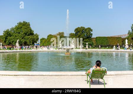 Fontaine du Grand bassin rond dans le jardin des Tuileries, 1e arrondissement, Paris, Île-de-France, France Banque D'Images