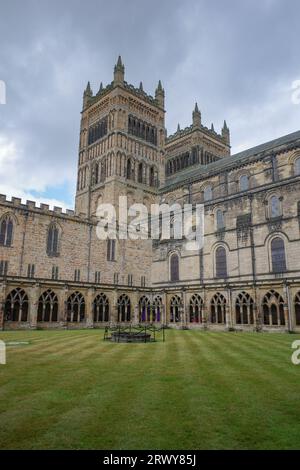 Durham, Royaume-Uni - 12 juillet 2023 : cloîtres et pelouse intérieure de la cathédrale de Durham, Angleterre Banque D'Images