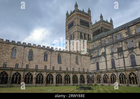 Durham, Royaume-Uni - 12 juillet 2023 : cloîtres et pelouse intérieure de la cathédrale de Durham, Angleterre Banque D'Images