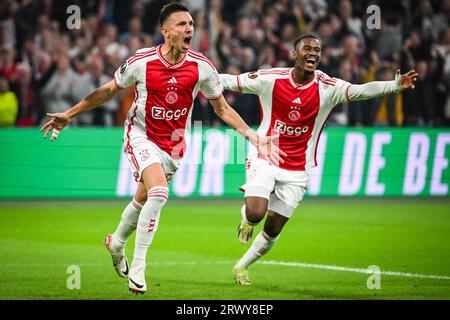 Amsterdam, pays Bas. 21 septembre 2023. Steven BERGHUIS d'Amsterdam célèbre son but avec Jorrel HATO d'Amsterdam lors du match de football UEFA League Europa, Groupe B entre l'Ajax d'Amsterdam et l'Olympique de Marseille le 21 septembre 2023 au stade Johan Cruijff Arena d'Amsterdam, pays-Bas - photo Matthieu Mirville/DPPI crédit : DPPI Media/Alamy Live News Banque D'Images