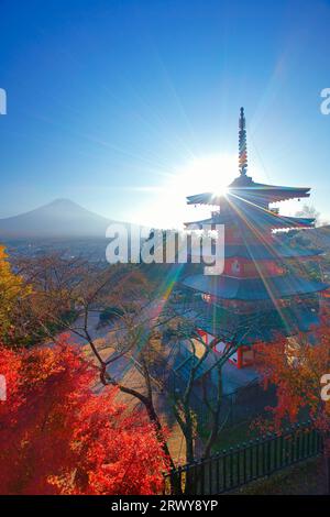 Pagode de cinq étages du sanctuaire Niikurayama Sengen avec lumière du soleil de l'après-midi et Mont Fuji Banque D'Images