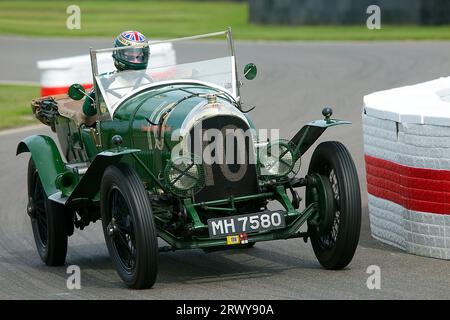 Bentley 3 litres le Mans 1925 pilotée par William Medcalf dans la course Rudge-Whitworth Cup au Goodwood Revival Meeting le 8 septembre 2023 à Chichester, en Banque D'Images