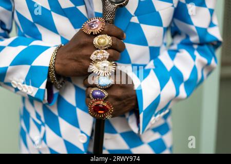 Londres, Angleterre, Royaume-Uni. 21 septembre 2023. L'extravagance mensuelle des couleurs continue les rassemblements au marché avec ses artistes vivants présentant leurs tenues originales et faites à la main. Depuis 2016, l'événement est organisé par l'artiste et créateur de mode Florent Bidois, qui a inspiré les créatifs à se rencontrer chaque troisième jeudi du mois dans l'est de Londres. Un « Colour Walk » est un rassemblement de personnes créatives qui aiment la couleur et s'habiller. Il n'y a pas de règles, ils croient que plus il y a de couleurs, mieux c'est. (Image de crédit : © Velar Grant/ZUMA Press Wire) USAGE ÉDITORIAL SEULEMENT! Non destiné à UN USAGE commercial Banque D'Images