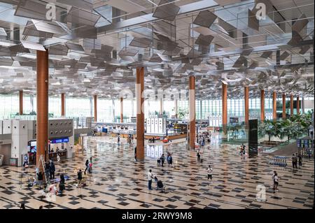 31.07.2023, Singapour, République de Singapour, Asie - vue intérieure du terminal 3 moderne avec des voyageurs aériens à l'aéroport Changi de Singapour. Banque D'Images