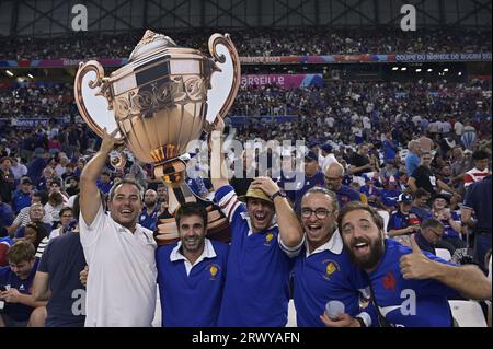 Marseille, France. 14 septembre 2023. Julien Mattia/le Pictorium - coupe du monde France-Namibie de Rugby - 14/09/2023 - France/Bouches-du-Rhone/Marseille - supporters français avec le trophée en carton lors du match de coupe du monde de Rugby 2023 entre la France et la Namibie au Stade Vélodrome de Marseille, le 21 septembre 2023. Crédit : LE PICTORIUM/Alamy Live News Banque D'Images