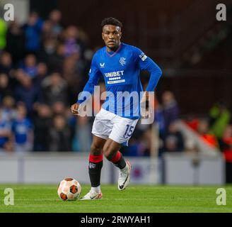 21 septembre 2023 ; Ibrox Stadium, Glasgow, Écosse : Europa League, Group Stage football, Rangers contre Real Betis ; Jose Cifuentes des Rangers sur le ballon Banque D'Images