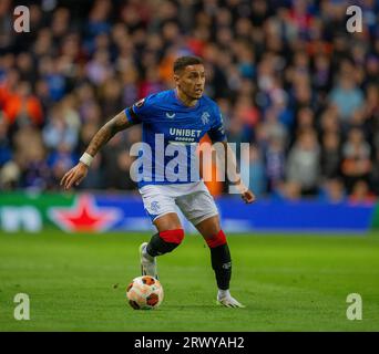 21 septembre 2023 ; Ibrox Stadium, Glasgow, Écosse : Europa League, Group Stage football, Rangers contre Real Betis ; James Tavernier des Rangers sur le ballon Banque D'Images