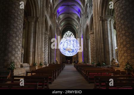 Durham, Royaume-Uni - 12 juillet 2023 : globe artwork 'Gaia' à l'intérieur de la cathédrale de Durham, Durham City, comté de Durham, Angleterre Banque D'Images