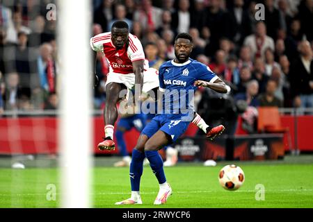 AMSTERDAM - (de gauche à droite) Brian Brobbey de l'Ajax, Chancel Mbemba de l'Olympique de Marseille lors du match de l'UEFA Europa League entre l'Ajax Amsterdam et l'Olympique de Marseille au Johan Cruijff Arena le 21 septembre 2023 à Amsterdam, pays-Bas. ANP OLAF KRAAK Banque D'Images