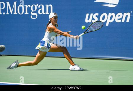 La joueuse de tennis colombienne Emiliana Arango lors de son match contre son adversaire turc Ipek Oz à Flushing Meadows lors du premier tour de qualification. Banque D'Images