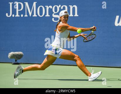 La joueuse de tennis colombienne Emiliana Arango lors de son match contre son adversaire turc Ipek Oz à Flushing Meadows lors du premier tour de qualification. Banque D'Images