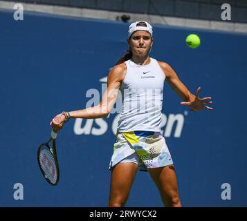 La joueuse de tennis colombienne Emiliana Arango lors de son match contre son adversaire turc Ipek Oz à Flushing Meadows lors du premier tour de qualification. Banque D'Images