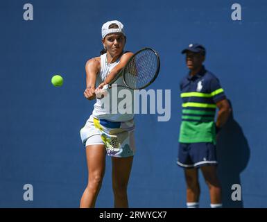 La joueuse de tennis colombienne Emiliana Arango lors de son match contre son adversaire turc Ipek Oz à Flushing Meadows lors du premier tour de qualification. Banque D'Images