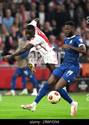 AMSTERDAM - (de gauche à droite) Brian Brobbey de l'Ajax, Chancel Mbemba de l'Olympique de Marseille lors du match de l'UEFA Europa League entre l'Ajax Amsterdam et l'Olympique de Marseille au Johan Cruijff Arena le 21 septembre 2023 à Amsterdam, pays-Bas. ANP OLAF KRAAK Banque D'Images