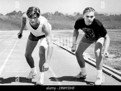 ACROSS THE TRACKS 1991 Academy Entertainment film avec Brad Pitt à gauche et Rick Schroder Banque D'Images