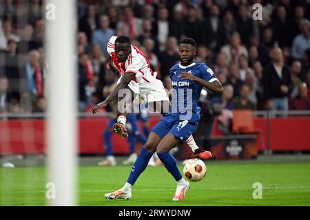 AMSTERDAM - (de gauche à droite) Brian Brobbey de l'Ajax, Chancel Mbemba de l'Olympique de Marseille lors du match de l'UEFA Europa League entre l'Ajax Amsterdam et l'Olympique de Marseille au Johan Cruijff Arena le 21 septembre 2023 à Amsterdam, pays-Bas. ANP OLAF KRAAK Banque D'Images