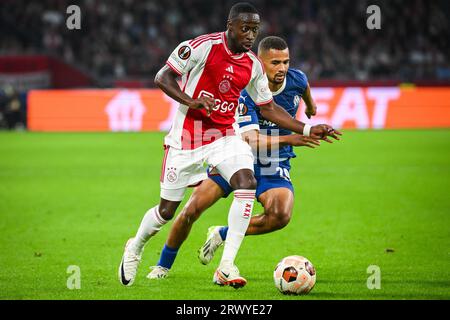 Amsterdam, France, pays-Bas. 21 septembre 2023. Carlos BORGES d'Amsterdam et Iliman NDIAYE de Marseille lors du match de groupe B de l'UEFA Europa League entre l'Ajax Amsterdam et l'Olympique de Marseille (OM) au Johan Cruijff Arena Stadium le 21 septembre 2023 à Amsterdam, pays-Bas. (Image de crédit : © Matthieu Mirville/ZUMA Press Wire) USAGE ÉDITORIAL SEULEMENT! Non destiné à UN USAGE commercial ! Banque D'Images