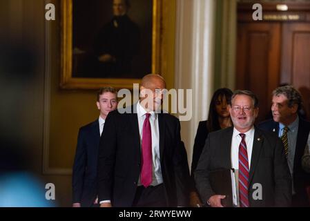Le sénateur américain Cory Booker (démocrate du New Jersey) avec le sénateur américain Gary Peters (démocrate du Michigan) dans le couloir de l'horloge de l'Ohio dans le bâtiment du Capitole le jeudi 21 septembre 2023. Crédit : Annabelle Gordon/CNP/MediaPunch Banque D'Images