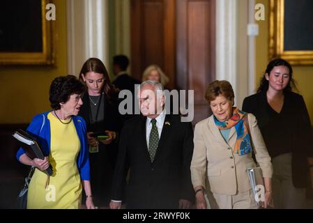 La sénatrice américaine Susan Collins (républicaine du Maine) marche avec le sénateur américain Jack Reed (démocrate du Rhode Island) et la sénatrice américaine Jeanne Shaheen (démocrate du New Hampshire) dans le couloir de l'horloge de l'Ohio dans le bâtiment du Capitole le jeudi 21 septembre 2023. Crédit : Annabelle Gordon/CNP/MediaPunch Banque D'Images